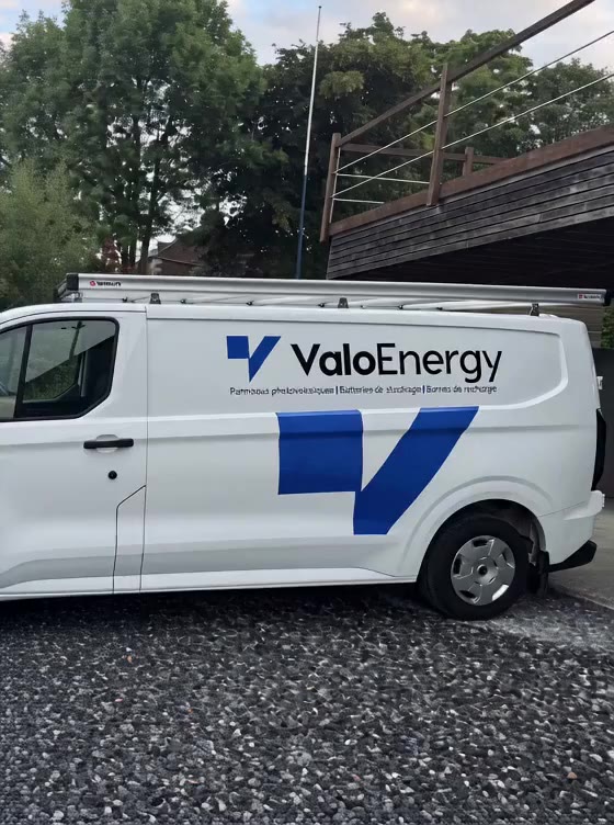 Camionnette Valo Energy floquée au logo, garée à l'extérieur.